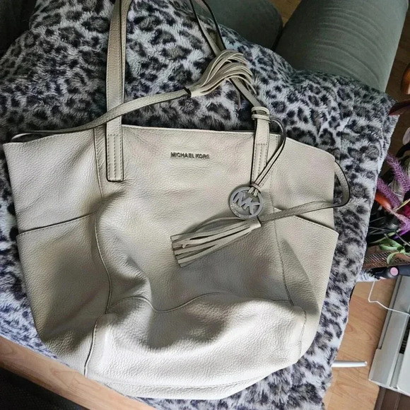 Michael Kors |  Slouchy Leather Beige Tote Bag - Picture 5 of 16